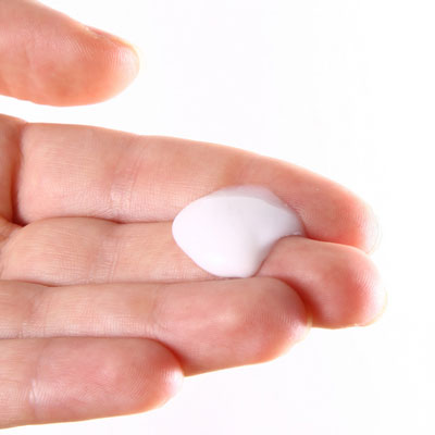 Psoriasis-Creme am Finger