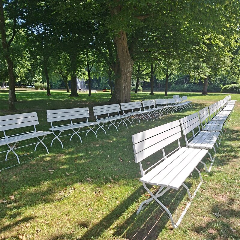Mehr Informationen zu "Bänke im Kurpark warten auf das Kurkonzert"
