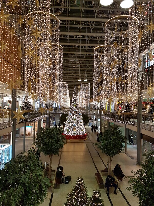 Mehr Informationen zu "Einkaufszentrum im Dezember"