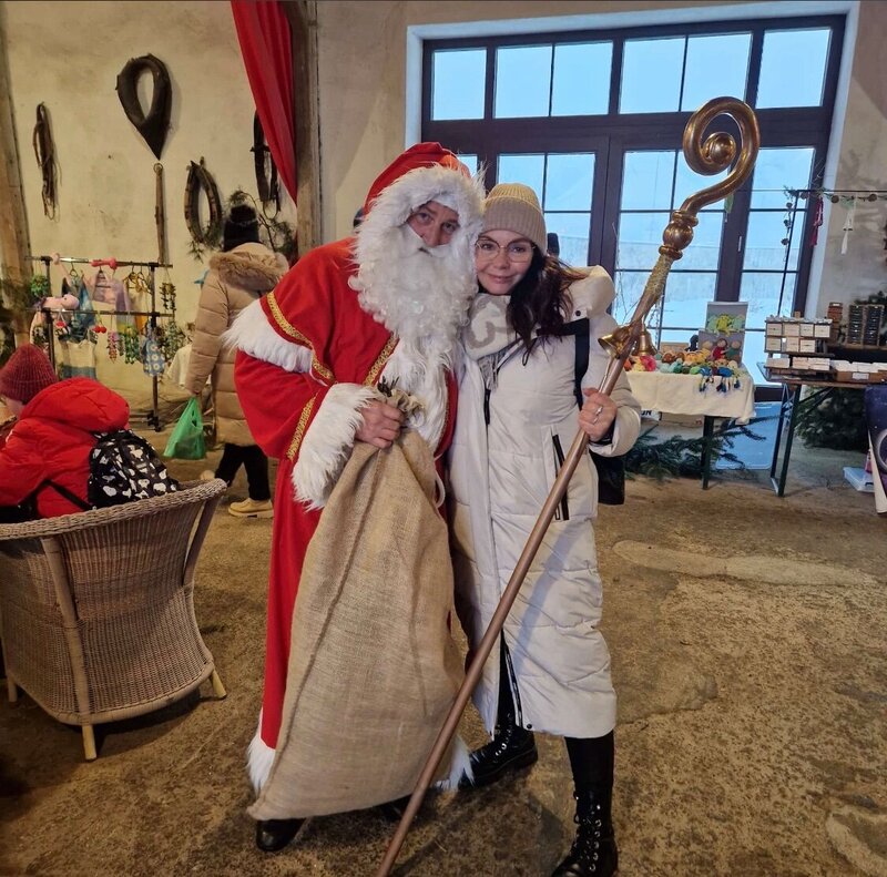 Mehr Informationen zu "Weihnachtsmann mit Assistentin"