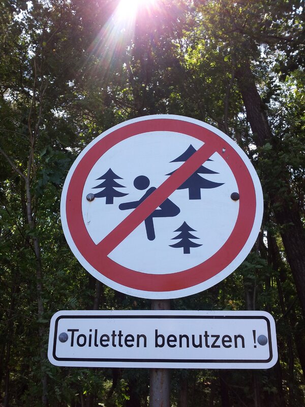 Mehr Informationen zu "Bitte nicht in den Wald k@cken!"