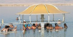 Schattenbaden am Strand vom Hotel Lot