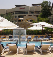 Blick von den Pools zum Haupthaus vom Hotel Marriott