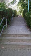 Weg von der Treppe zur Klinik