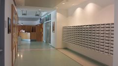 Blick auf die Postfächer und die Rezeption