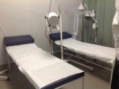 Links -Bioptron Lampe und rechts Ultraviolettes wärmendes Licht