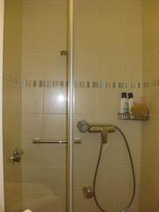 Dusche mit Glastüren