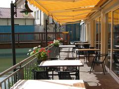 Drausen sitzen und Speisen.JPG