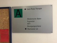 Hinweisschild zu den Therapieräumen