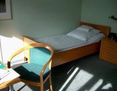 Blick ins Zimmer mit Bett