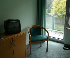Stuhl und Fernseher – alles da