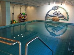 Schwimmbecken in der Klinik Lahnhöhe