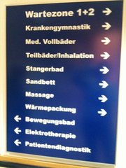 Wegweiser in der Klinik Lahnhöhe