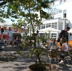 Im Café sitzen – das hat doch was