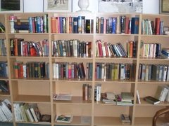 Bücherregal  im Salus Gesundheitszentrum
