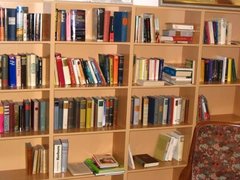 Bücherregal im Salus Gesundheitszentrum