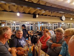 Gemütliche Runde in Leos Brasserie
