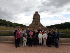Gruppe vor dem Völkerschlachtdenkmal