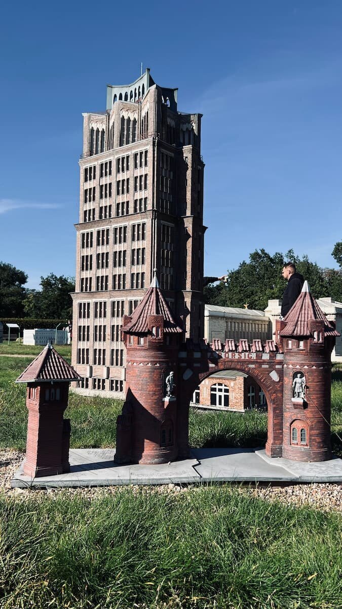 Das Borsigtor von Tegel im Modellpark