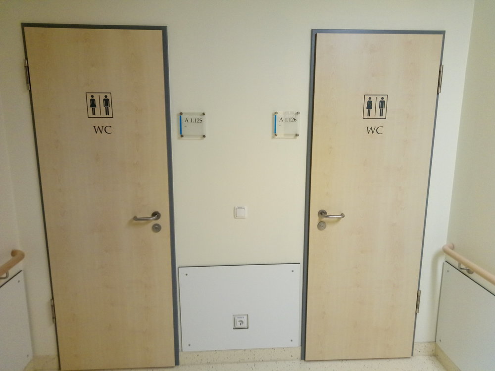 Toiletten.thumb.jpg.3776f7a3e4d69e2fff601e85bd8ef46c.jpg