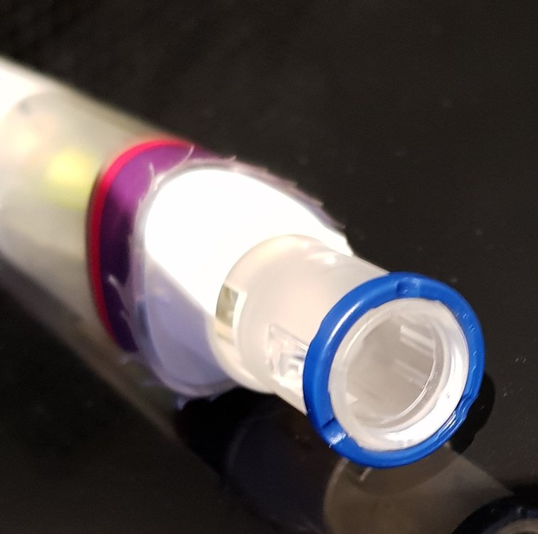 Nadelschutz des Fertigpens, dieser wird auf die Haut gedrückt