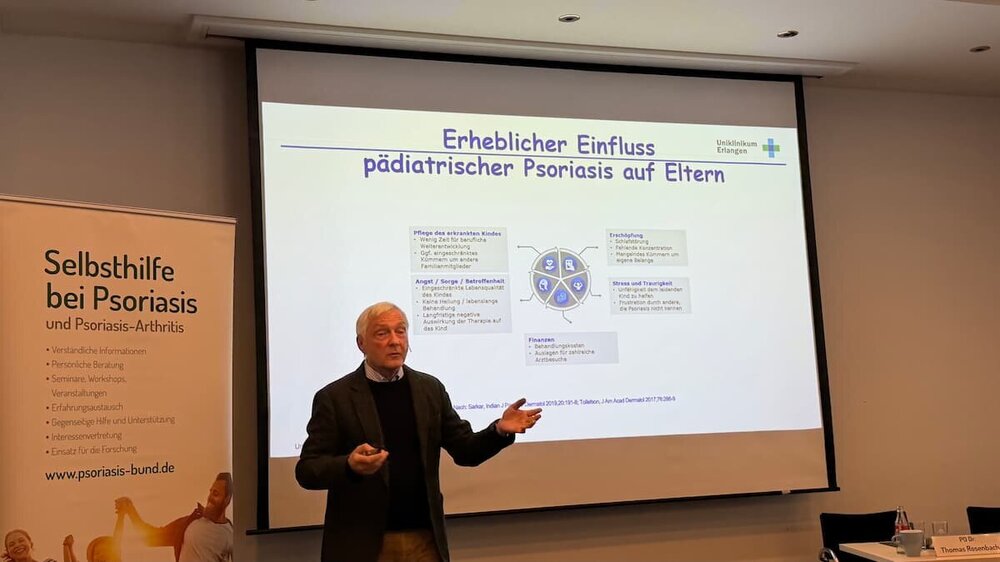 Professor Michael Sticherling erläutert, welchen Einfluss die Psoriasis eines Kindes auch auf die Eltern hat